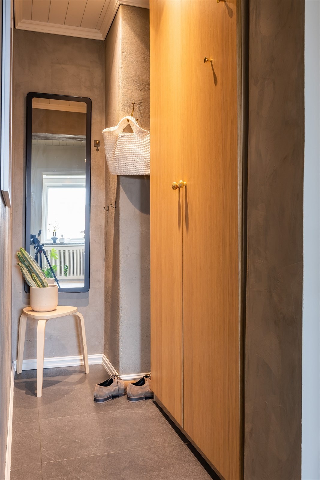 Her er det god plass til å henge fra seg ytterklær og sko. Galleribilde
