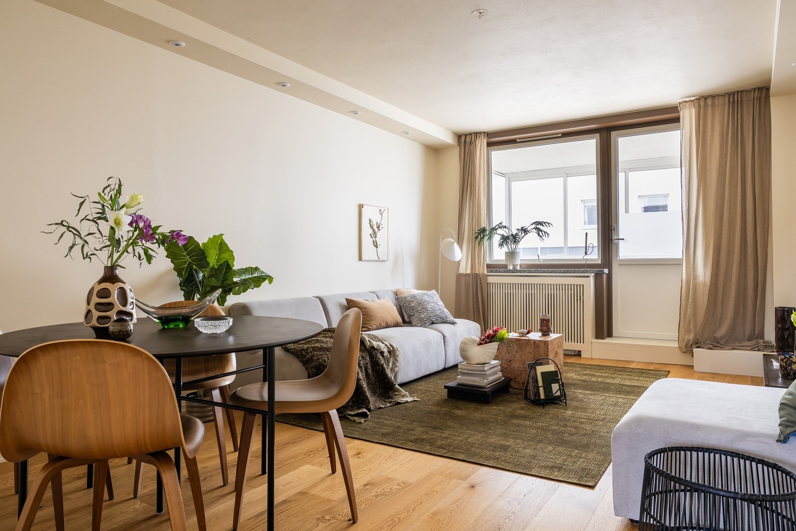 En lys og attraktiv 2-roms leilighet med kvadratsmart planløsning med god størrelse på alle rom. Store vindusflater slipper inn rikelig med lys som skaper en lys og luftig atmosfære i boligen. Galleribilde