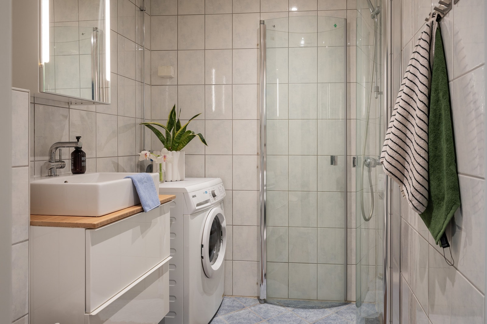 Badet er pent flislagt på gulv og vegger med varme i gulvet. Baderommet ble rehabilitert i regi av aksjelaget i 2006. Galleribilde
