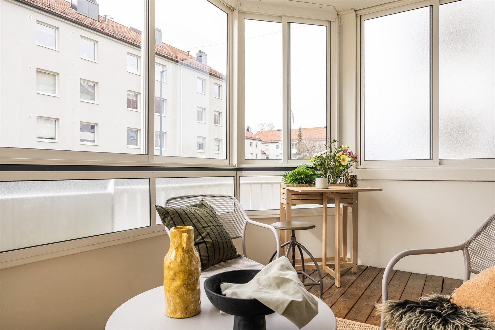 Balkongen er innglasset og føles således som en naturlig forlengelse av stuen, spesielt på sommerstid. Galleribilde