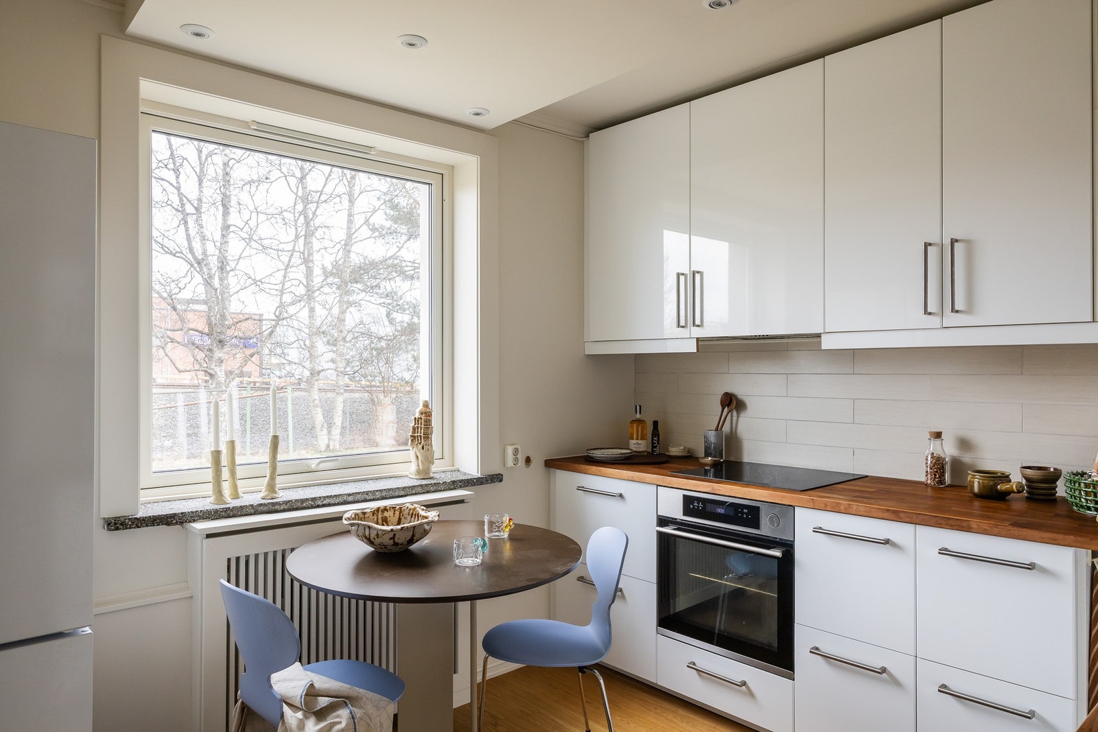 Lyst og tidløst kjøkken fra IKEA i 2018. Den separate løsningen skaper en fin sone for matlagingen. Galleribilde