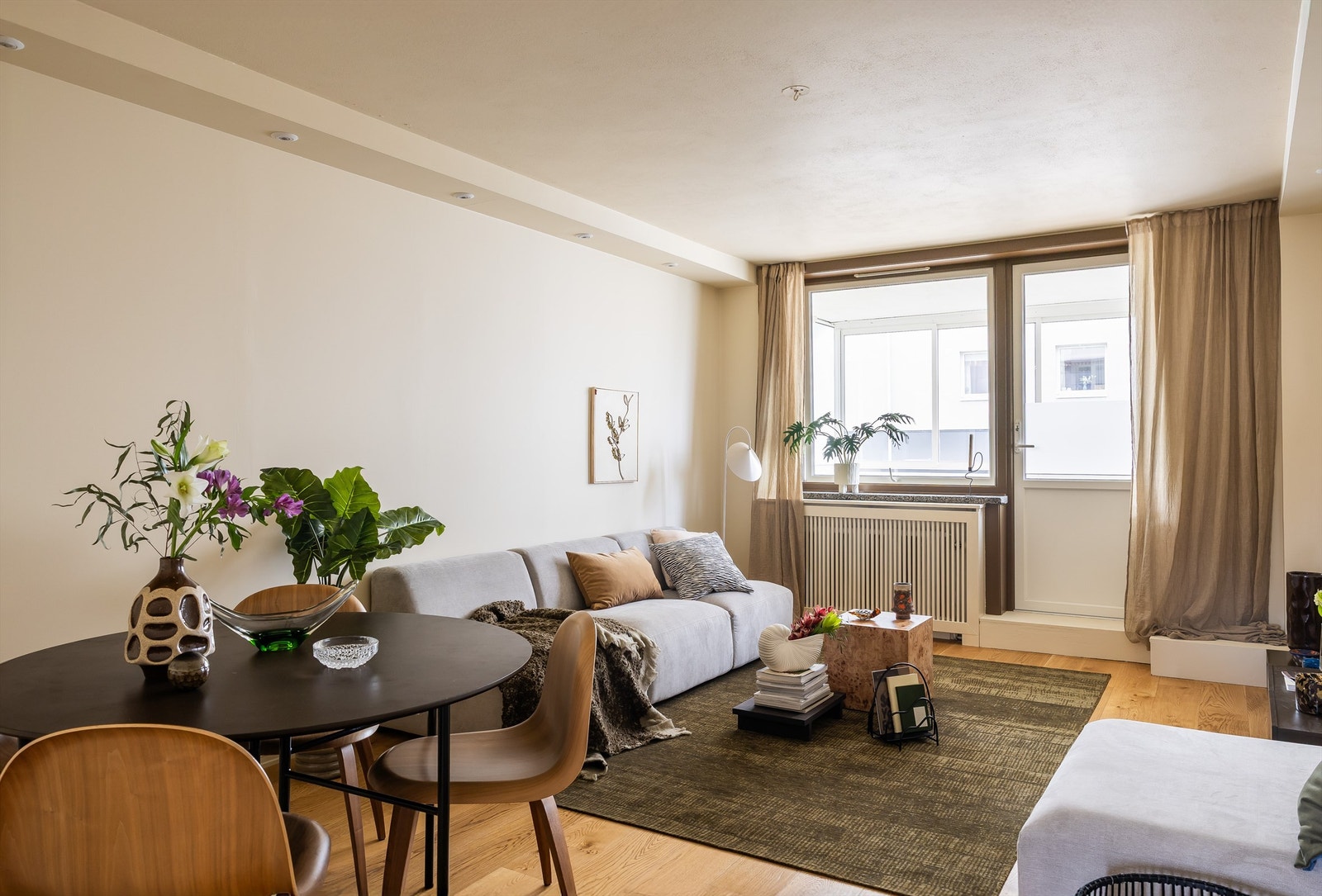 Åpen og romslig stue med store vindusflater som slipper inn rikelig med lys. Her fylles rommet med naturlig lys store deler av dagen. Galleribilde