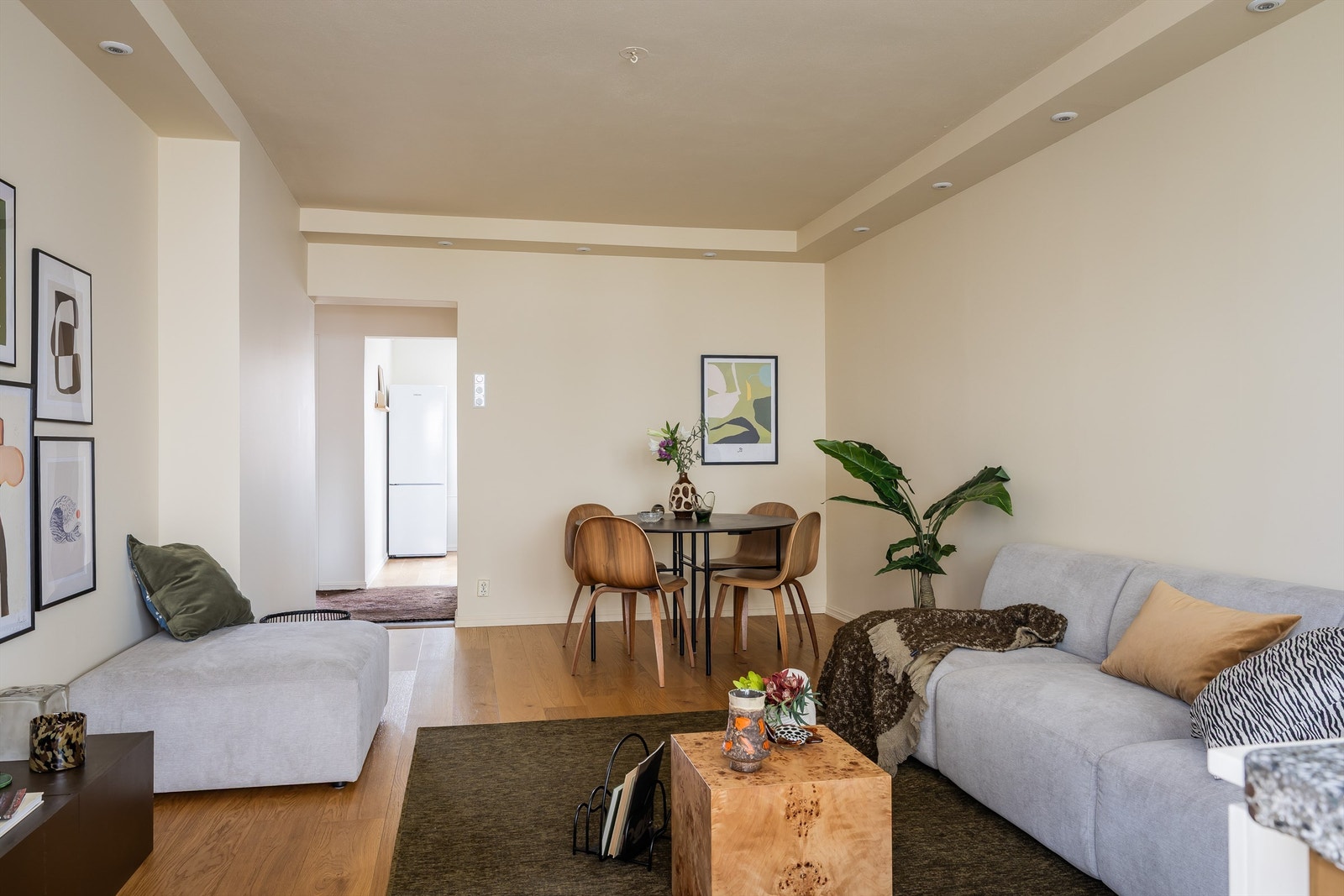 Størrelsen på stuen og planløsningen sørger for en fin og naturlig plass å innrede med spisebord. Galleribilde