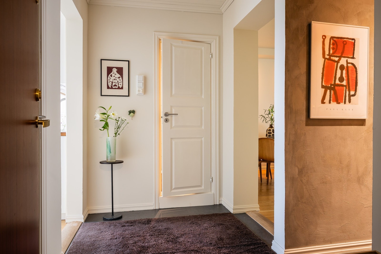 Velkommen inn! Entréen er innbydende og gir et godt førsteinntrykk av leiligheten. Galleribilde