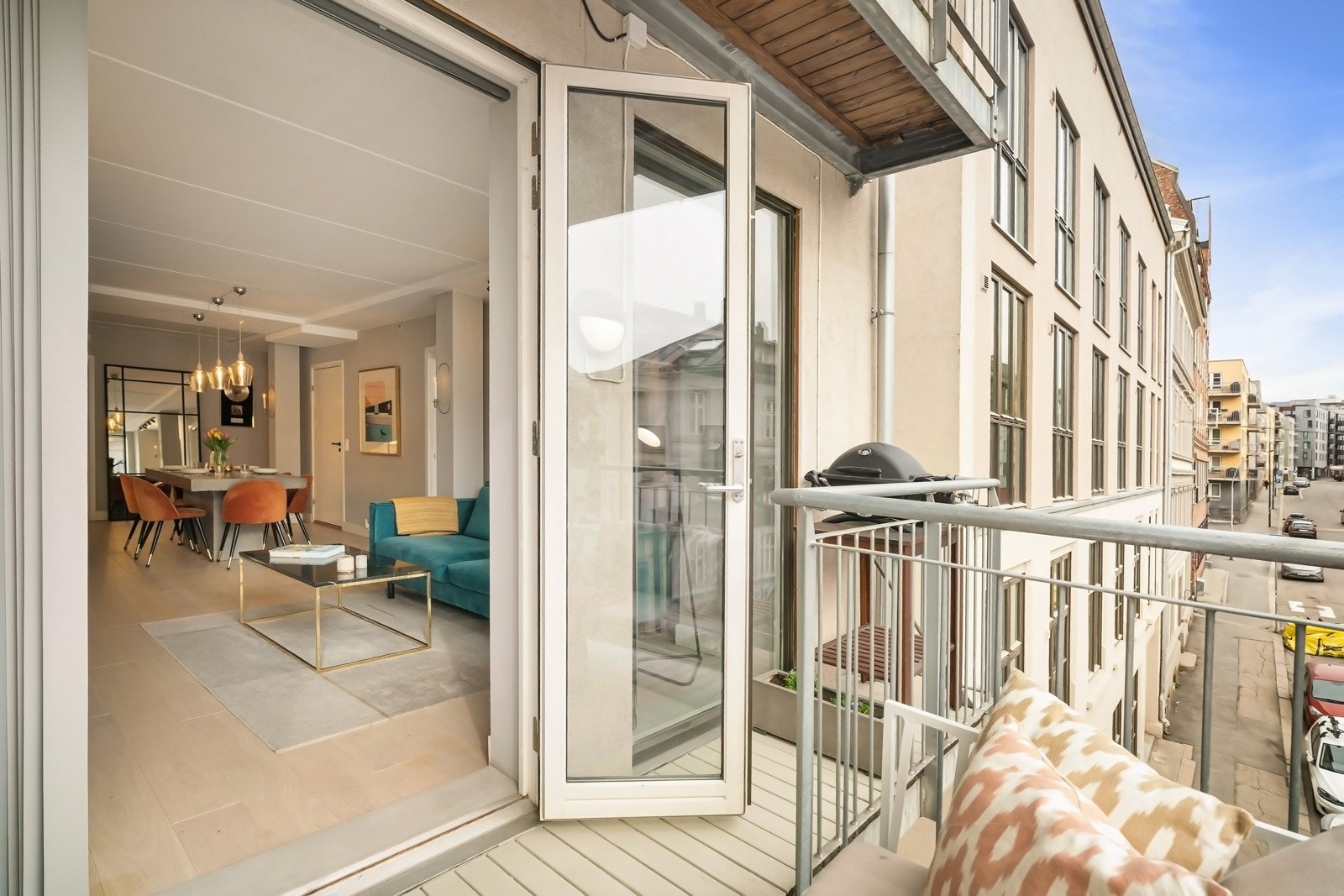 Romslig balkong med plass til sittegruppe og grill. Galleribilde