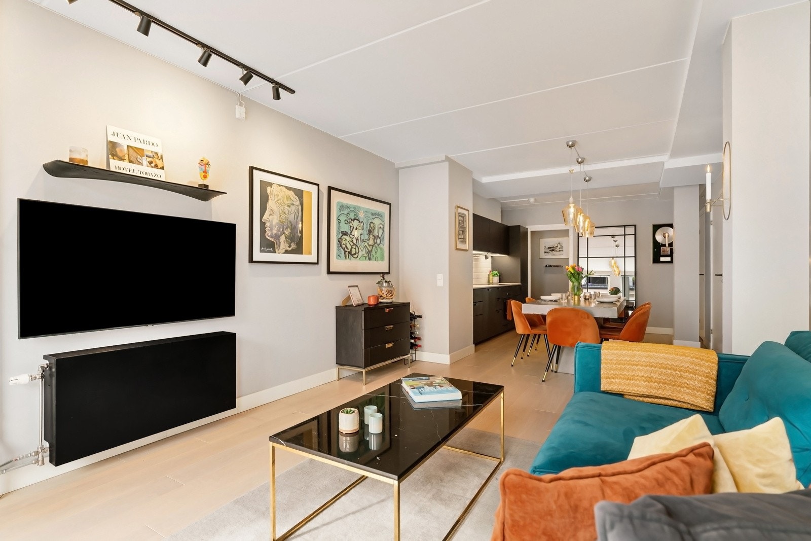 Selger har spesialbestilt radiatordeksler fra Nederland som integrerer vamekildene som en del av innredningen. Galleribilde