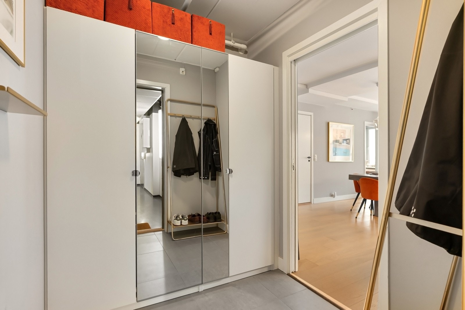 En stor og praktisk entre med fliser på gulv og godt med skapplass til å henge av seg ytterklær. Galleribilde