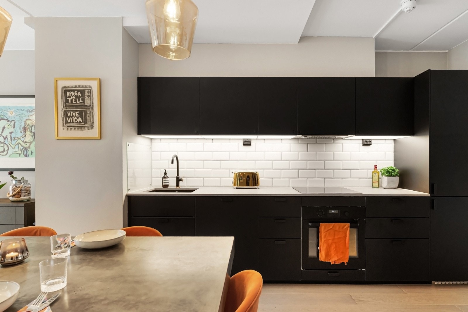 Kjøkkenet er stilrent med spiseplass og integrerte hvitevarer. Galleribilde