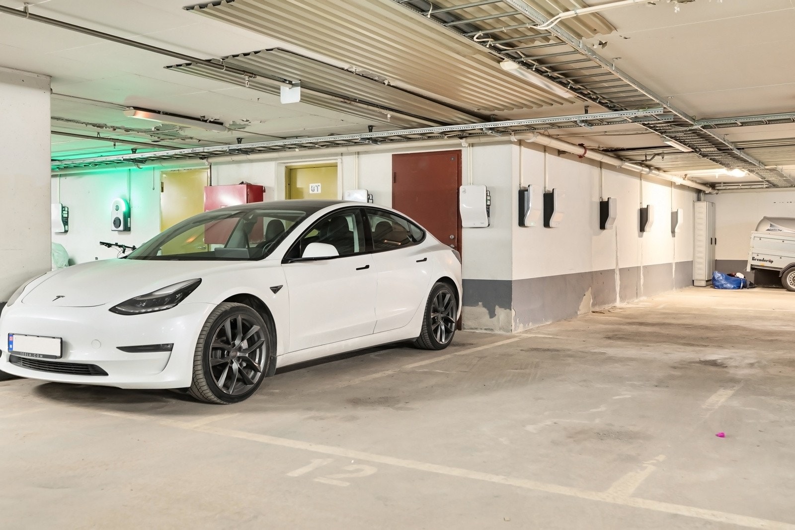 Selger leier i dag en parkeringsplass i garasjeannlegget under borettslaget. Denne leiekontrakten kan videreføres om ønskelig. Galleribilde