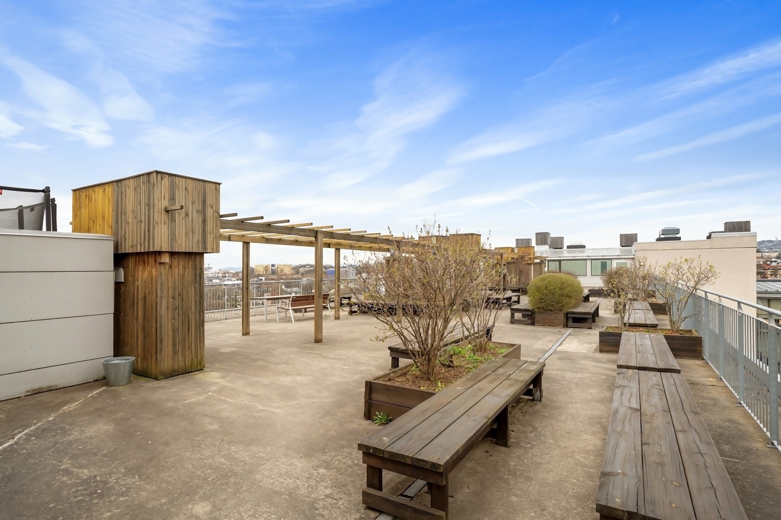 Borettslaget har en stor felles takterrasse til glede for alle som bor der. Her har du flere sittegrupper og flott utsikt over byen. Galleribilde