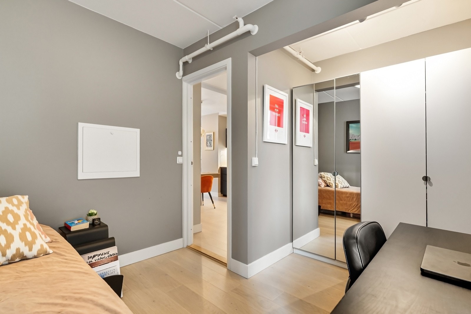 Her har du plass til både seng, kontorpult og garderobe. Galleribilde