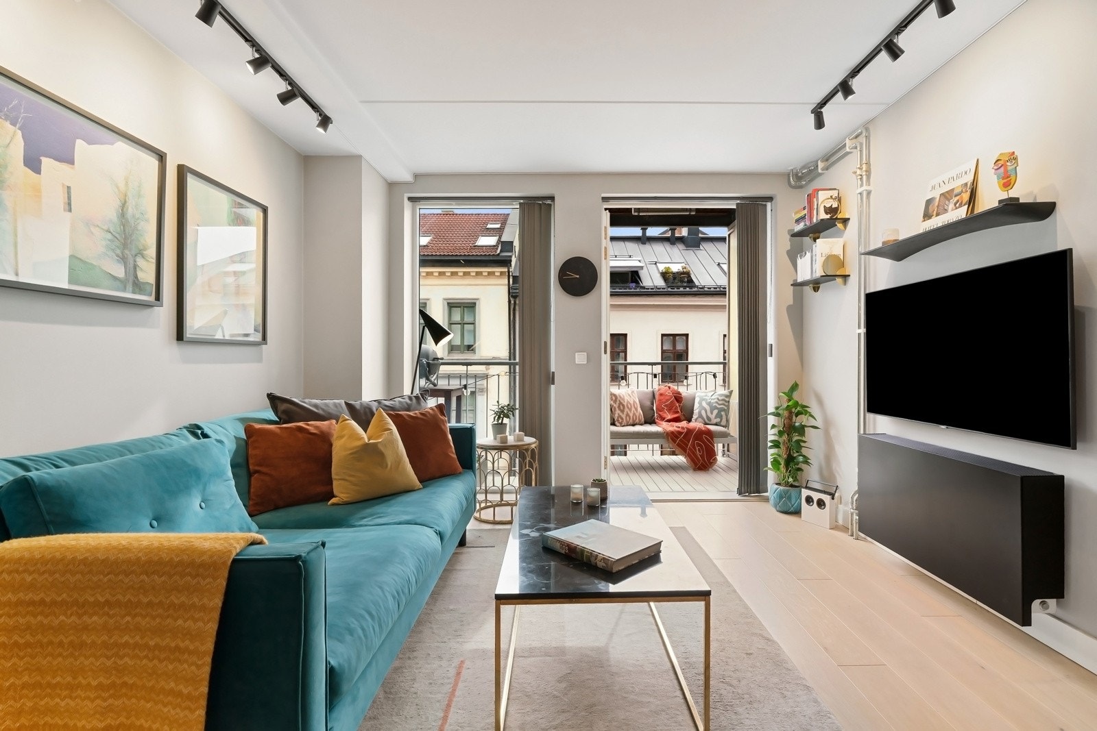 Stuen kan skilte med takhøye vinduer og utgang til en romslig balkong. Galleribilde