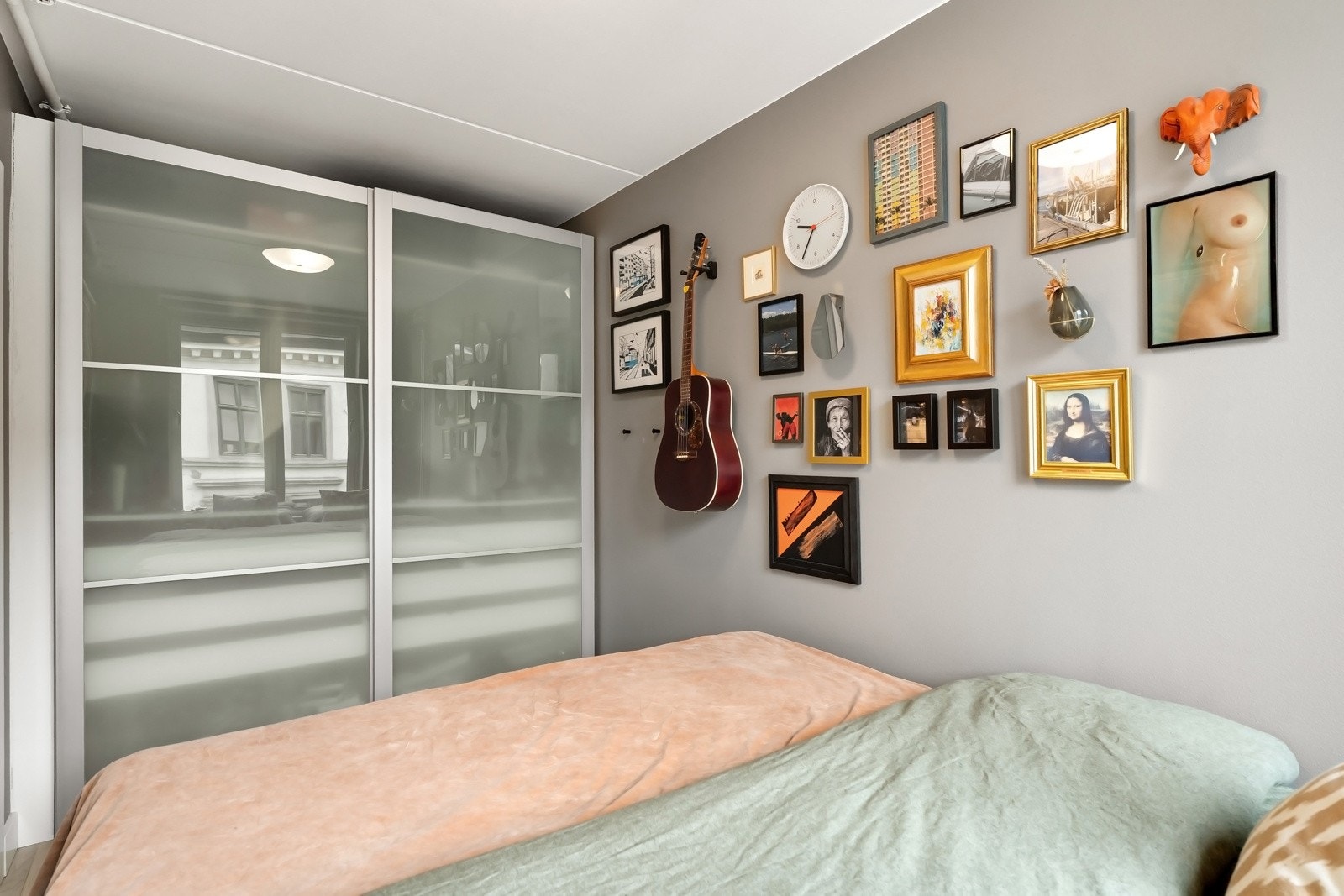 Begge soverommene har elektriske rullegardiner som medfølger i handelen. Galleribilde