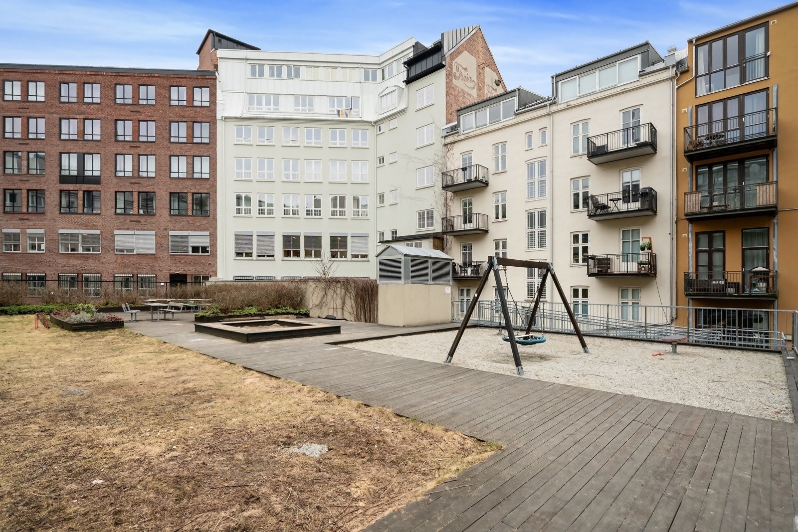 Bakgården er meget pent opparbeidet. Galleribilde