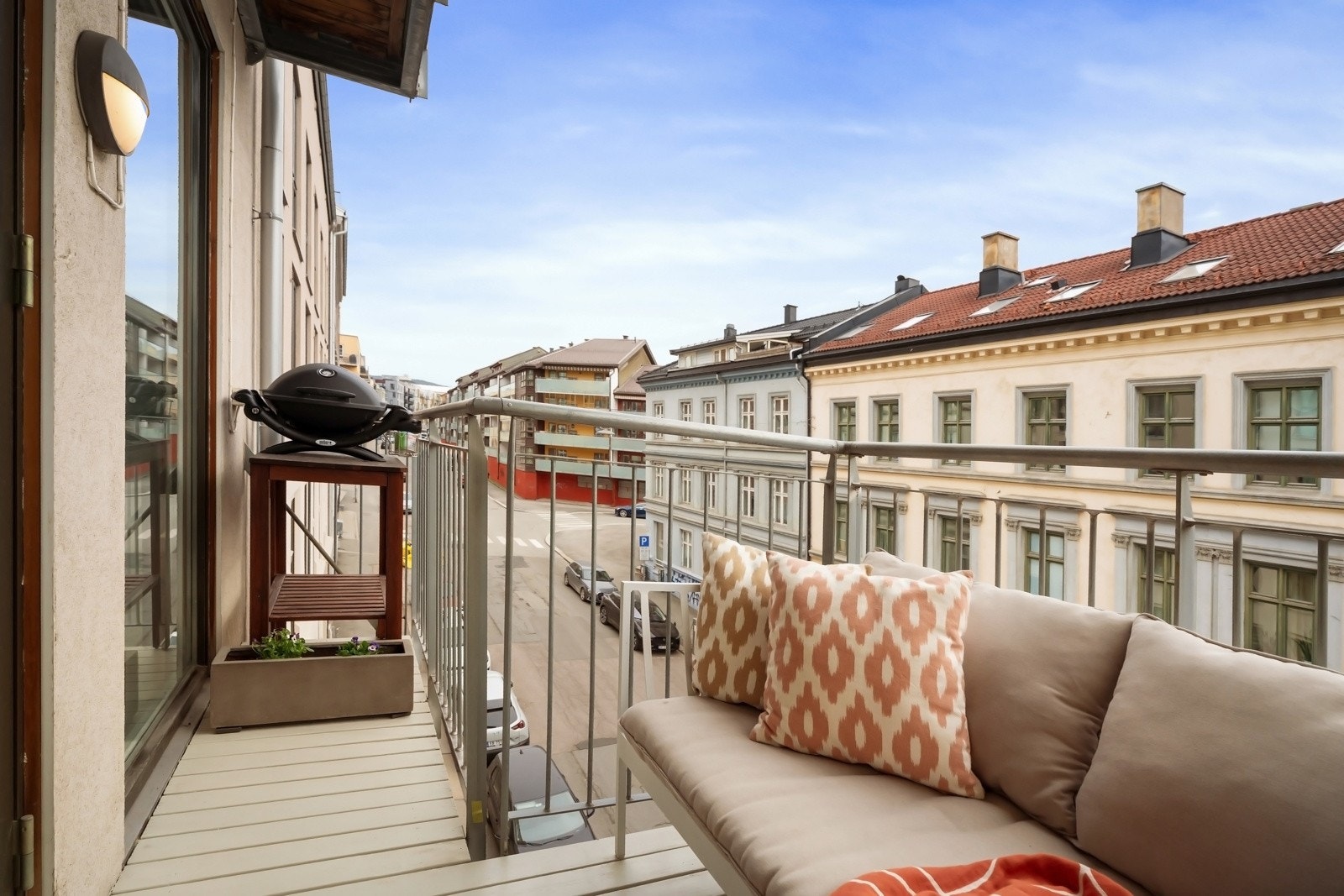 Balkongen ligger høyt nok til at du sitter usjenert til fra gaten, men samtidig får inn byens liv. Galleribilde