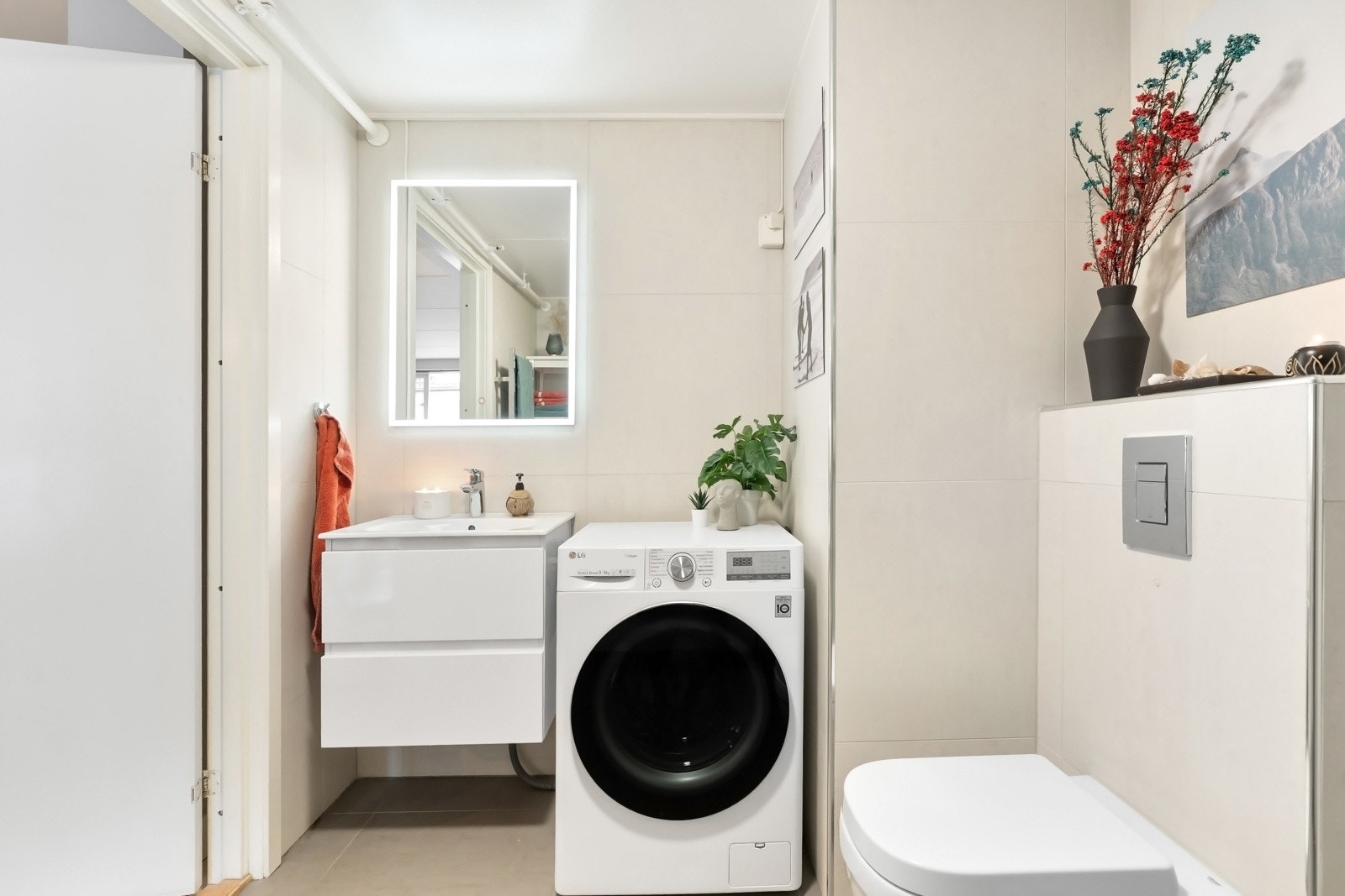 Moderne og stilrent med plass til alt du måtte trenge på et bad. Galleribilde