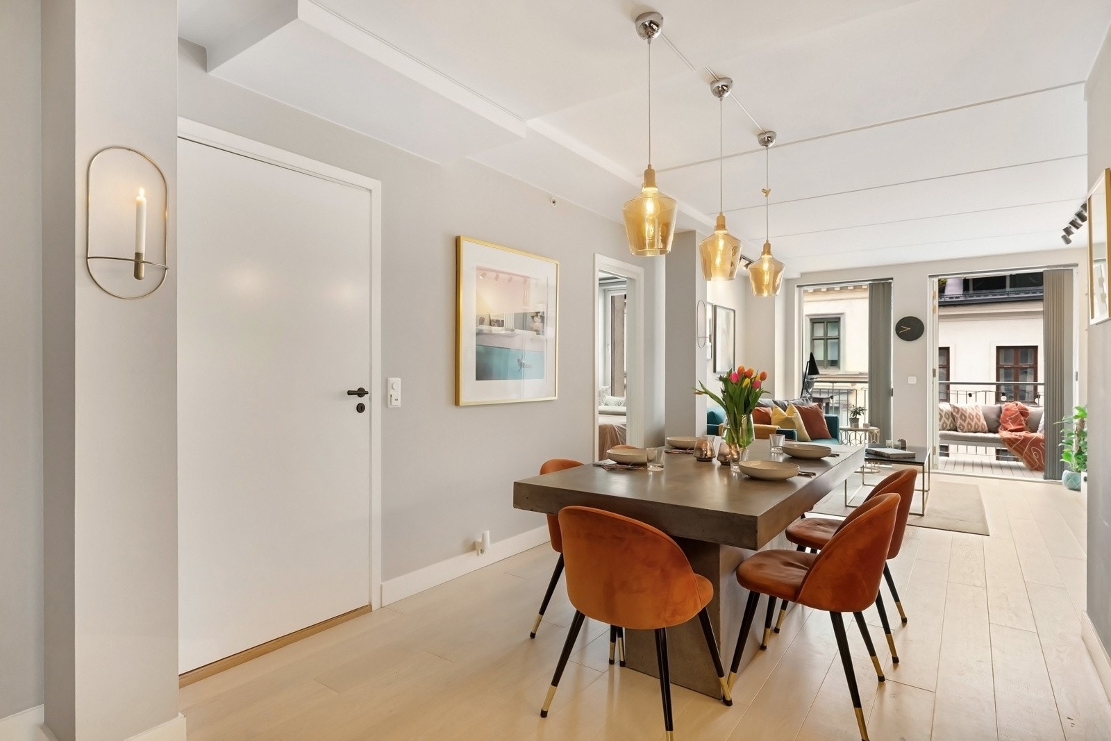 Et luftig rom med gode muligheter til møblering hvor man har god takhøyde (ca. 2,5 meter) og mye lysinnslipp gjennom de store vinduene. Galleribilde