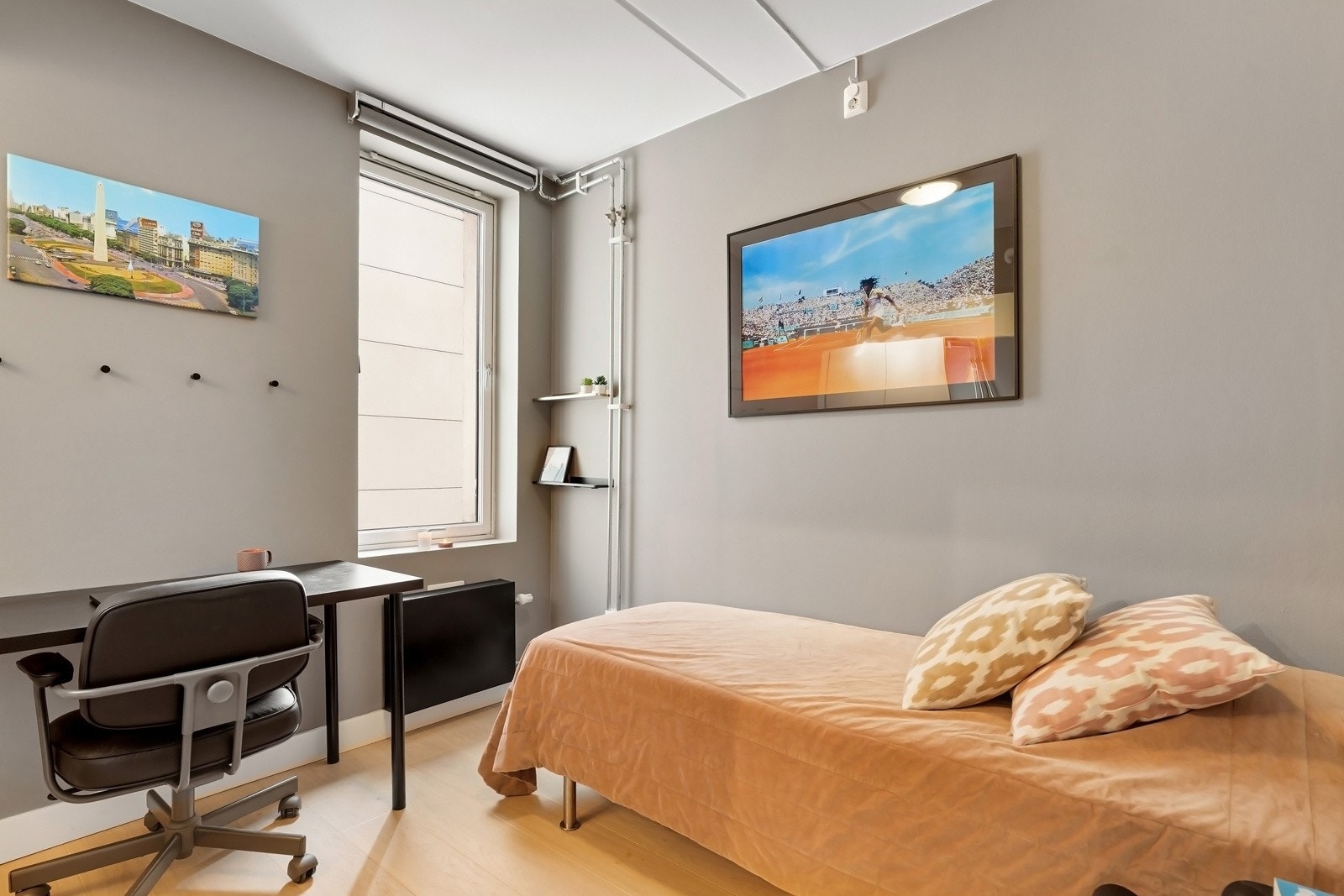 Leiligheten har to gode soverom med integrerte garderobeløsninger. Galleribilde