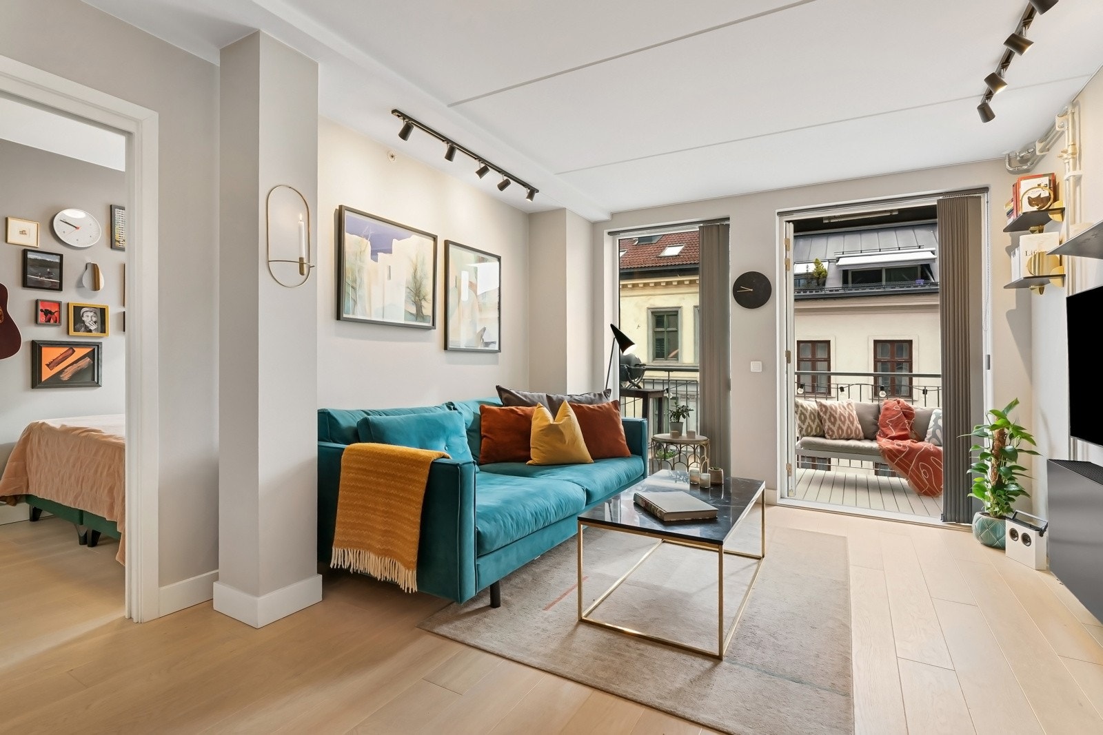 Moderne fargevalg og en åpen stue- og kjøkkenløsning. Galleribilde