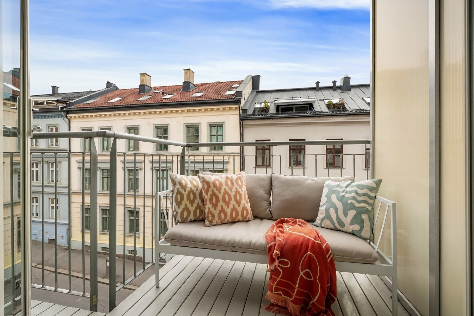 Doble balkongører som kan åpnes gjør at balkongen fungerer som en forlengelse av stuen. Galleribilde