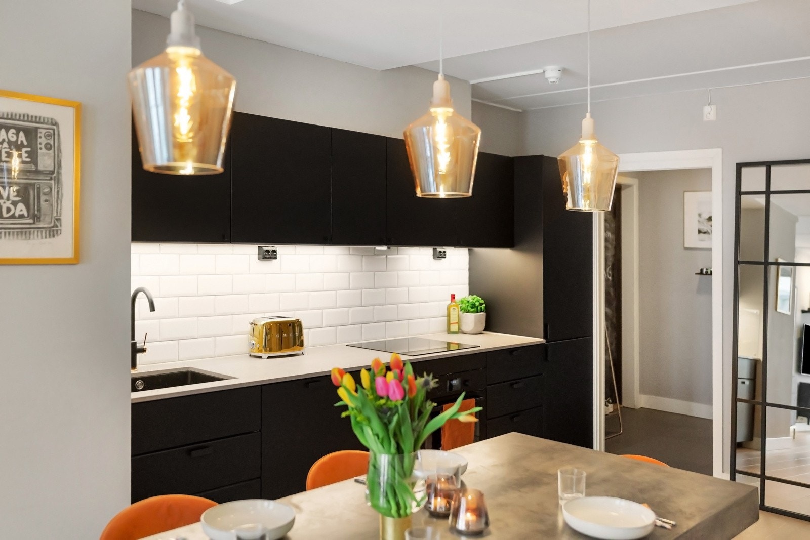 Kjøkkenet har en praktisk utforming med gode arbeidsflater i åpen løsning mot stuen. Galleribilde