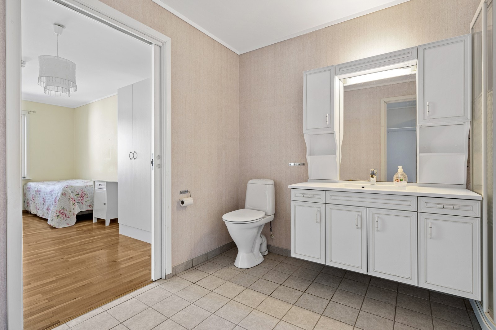 Badet inneholder wc, dusjkabinett, håndvask med tilpassede skap. Galleribilde