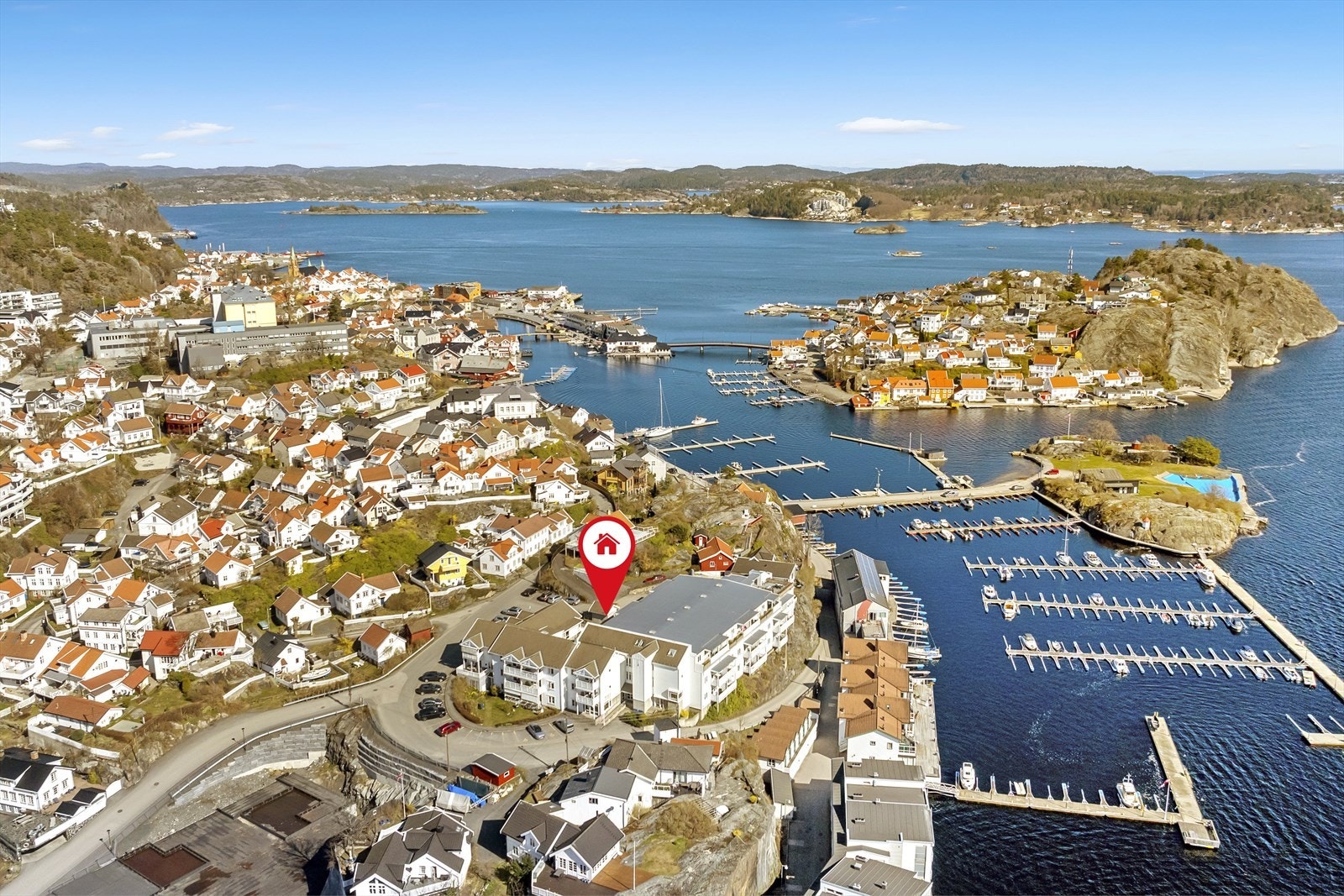 Pen selveierleilighet i 3. etasje med alt på en flate. Heis og parkering. Galleribilde