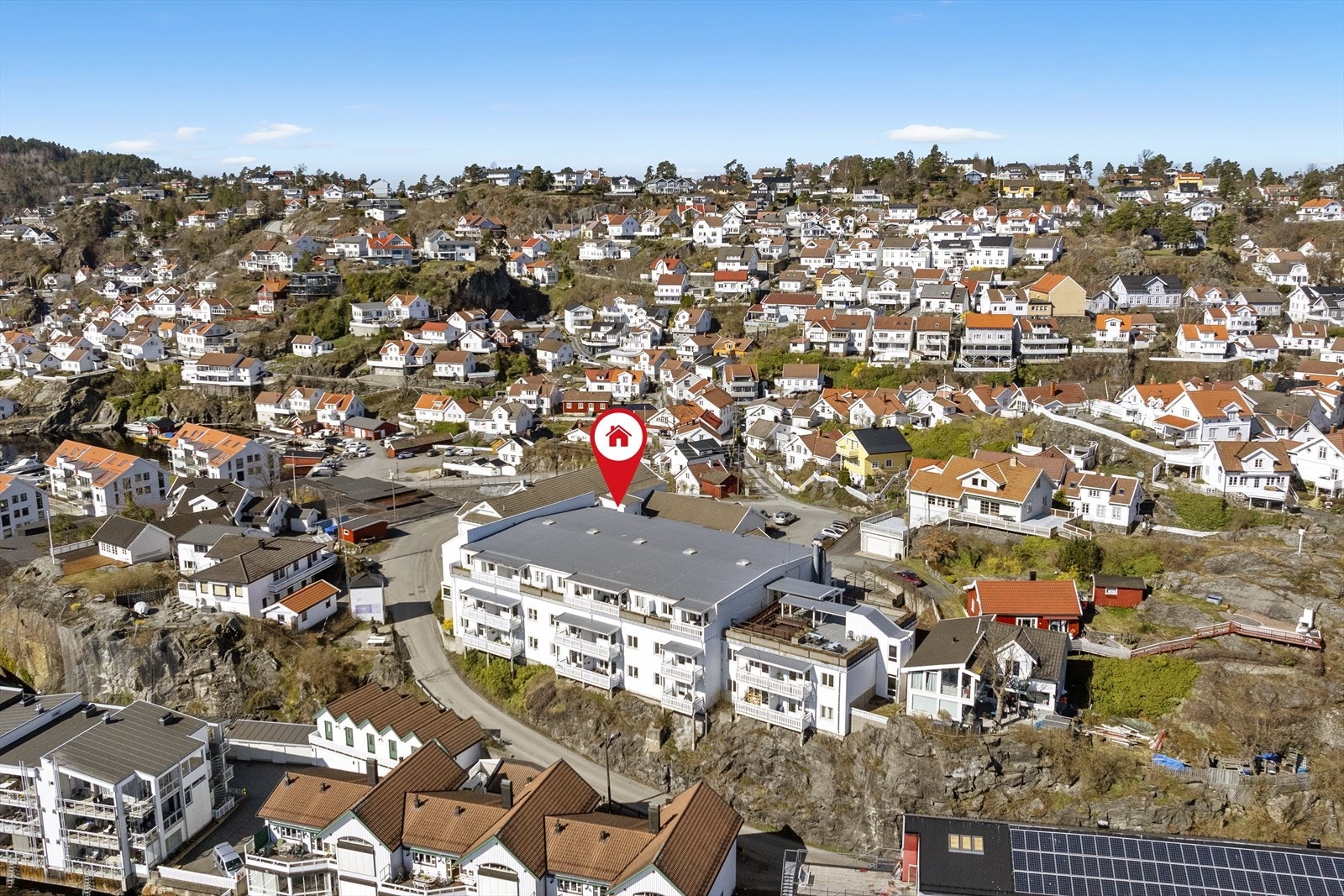 Fantastisk felles uteplass i form av stor takterrasse. Her er det rikelig med sol og en spesielt flott utsikt til skjærgården og havet. Perfekt for sammenkomster/besøk. Galleribilde