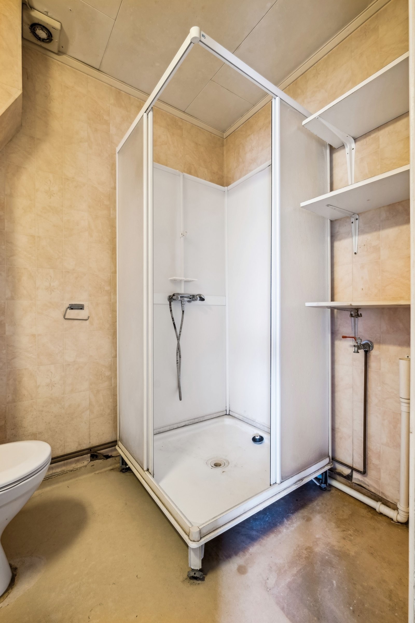 Bad, trenger hel renovering. Galleribilde
