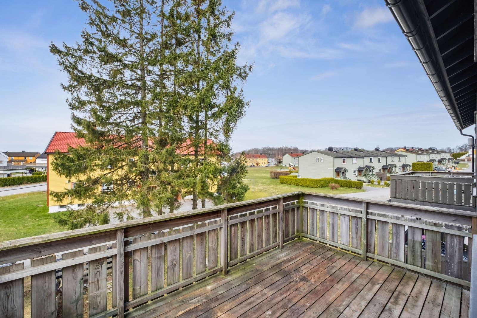 Veranda i 2 etasje med meget gode solforhold. Galleribilde