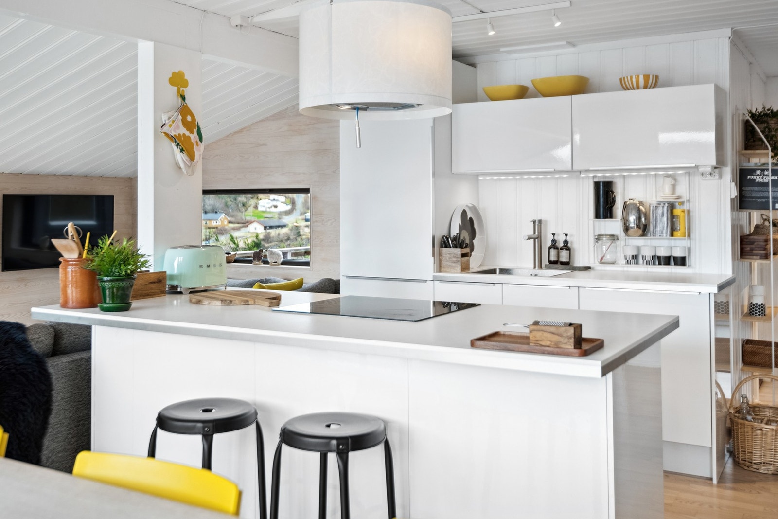 Kjøkkenet er fra 2015. Kjøkkenet har integrerte hvitevarer og en romslig kjøkkenøy med god arbeidsplass og en trivelig barløsning. Galleribilde