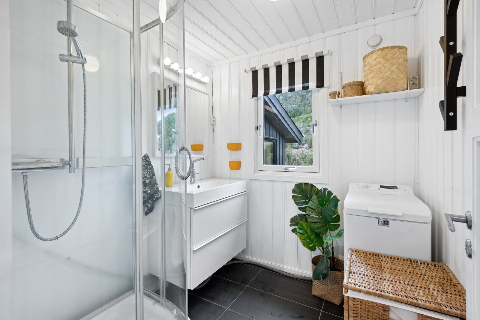 Praktisk bad med dusjkabinett og romslig baderomsinnredning. Galleribilde