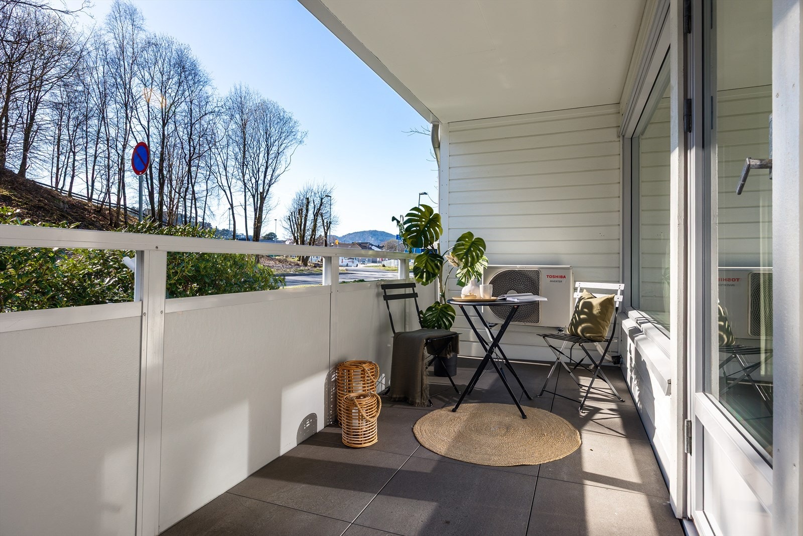 Fra stuen er det utgang til trivelig terrasse Galleribilde