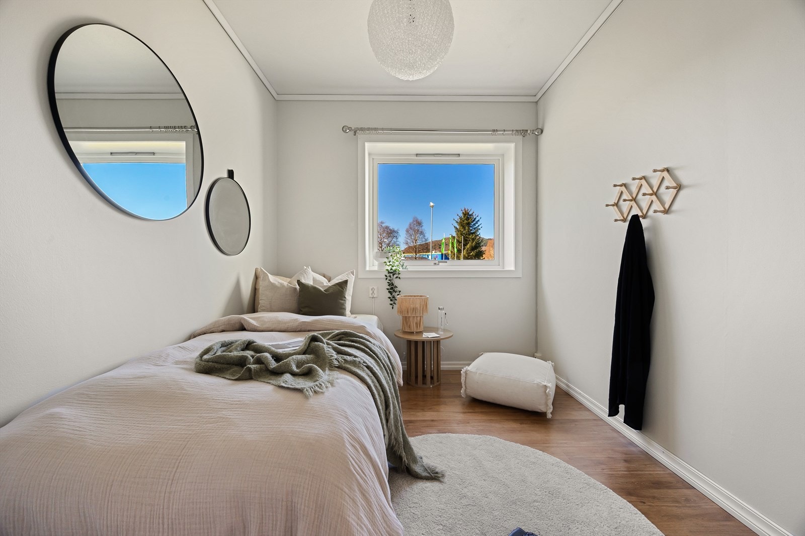 Soverom nummer to har plass til dobbeltseng Galleribilde