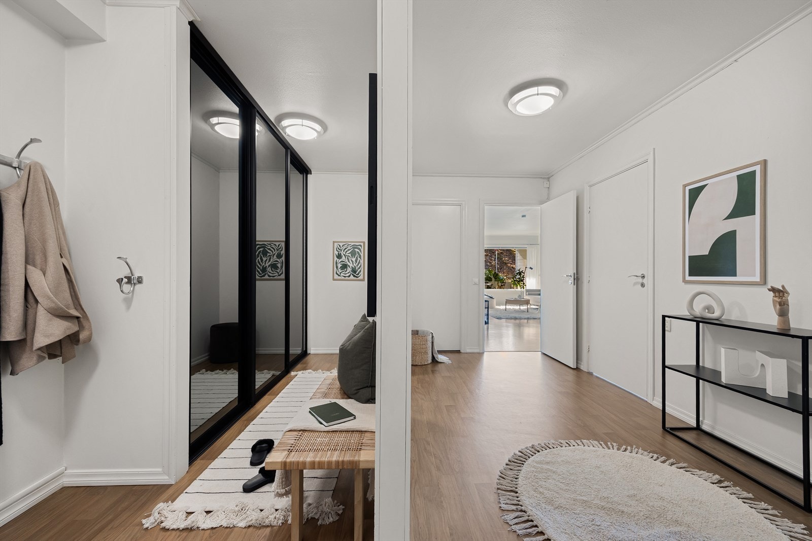 Entre er smart innredet og godt utnyttet med bl.a. skyvedørsgarderobe Galleribilde
