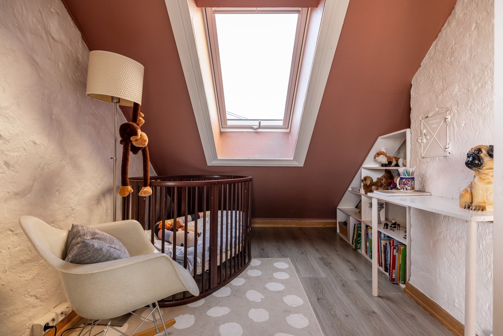 Fleksibelt rom av god størrelse. Dette er et rom godkjent for varig opphold, men per i dag ikke bruksendret og "godkjent" som er soverom i tråd med byggetegningene. Det er likevel et hyggelig rom som passer perfekt som barnerom, gjesterom kontor! Galleribilde