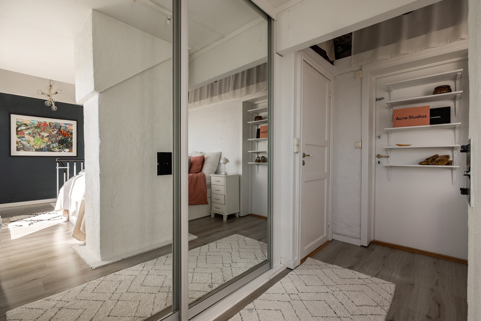 I loftsetasjen er det en skyvedørsgarderobe med opplegg for vaskemaskin. Galleribilde