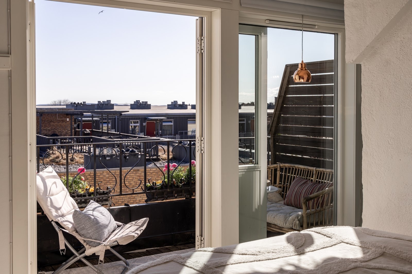 Fra rommet er det utgang til en herlig balkong med flott utsikt Oslo by med fjordgløtt! Galleribilde