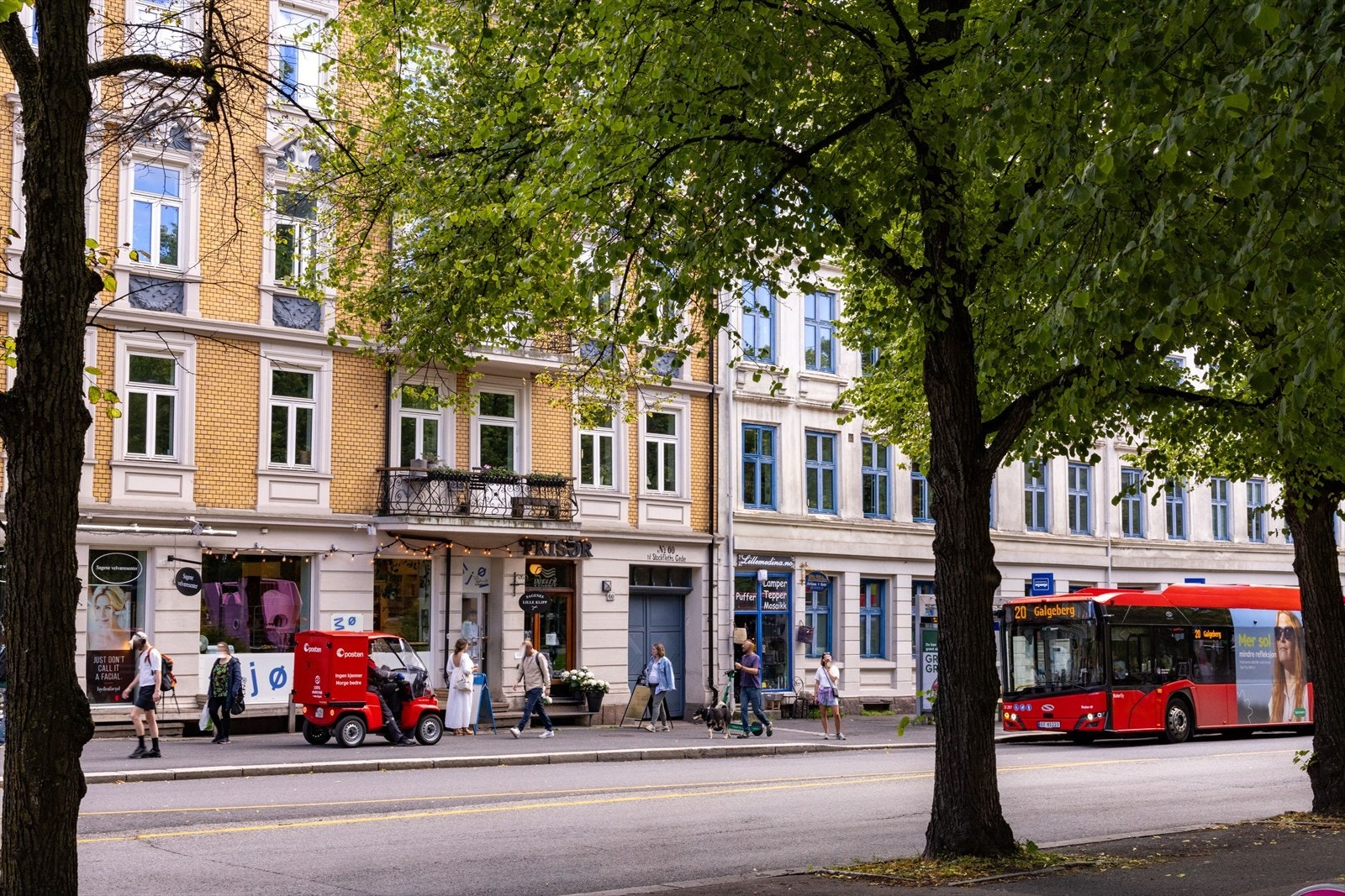 Beliggenheten er behagelig og tilbaketrukket, samtidig som du har et yrende byliv og bussholdeplass som tar deg til sentrum, kun er et par minutter unna. Galleribilde