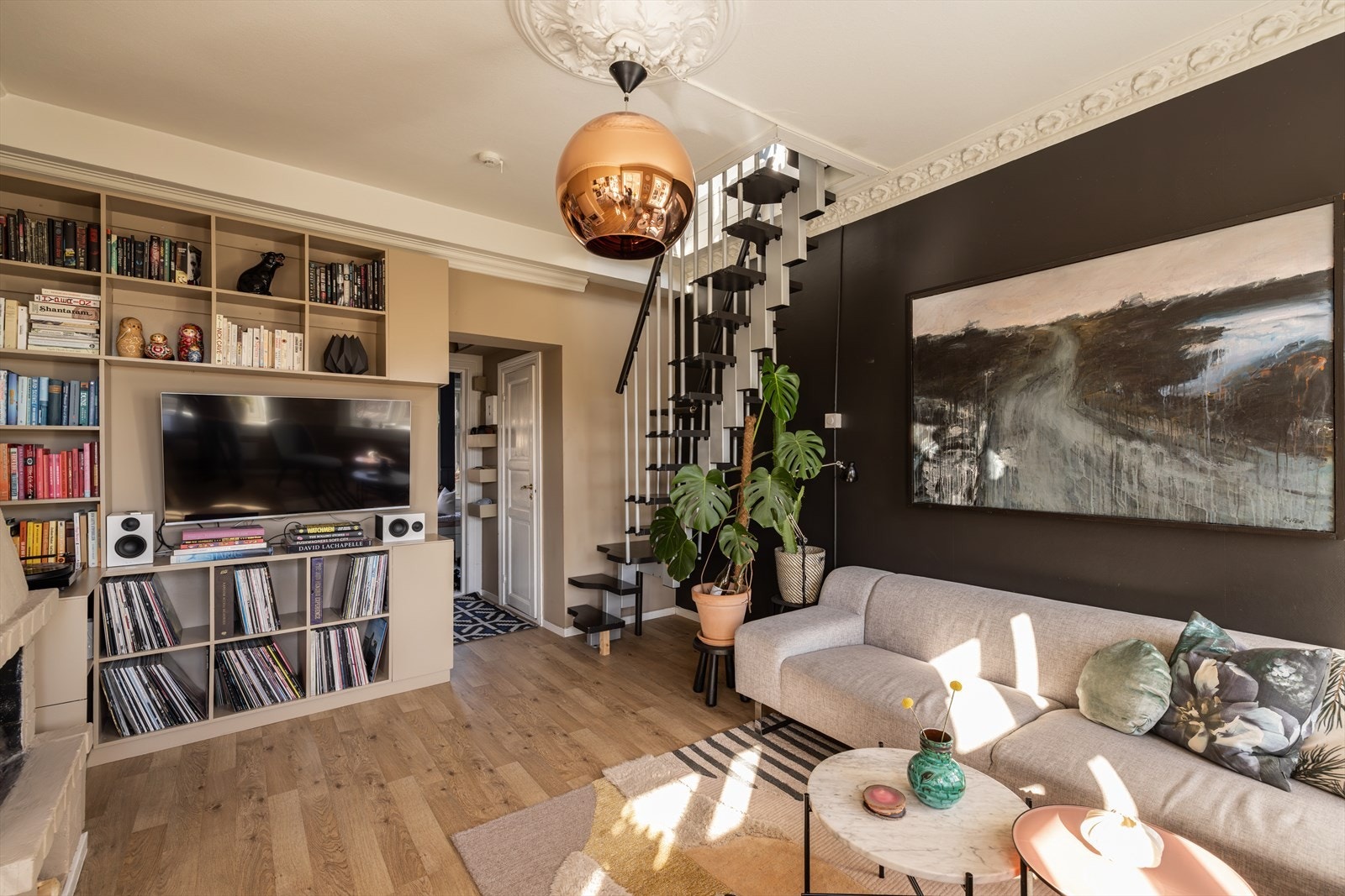 Stuen tilbyr god plass til både sofagruppe og annet møblement, samt har spesialbygde hyller. Galleribilde