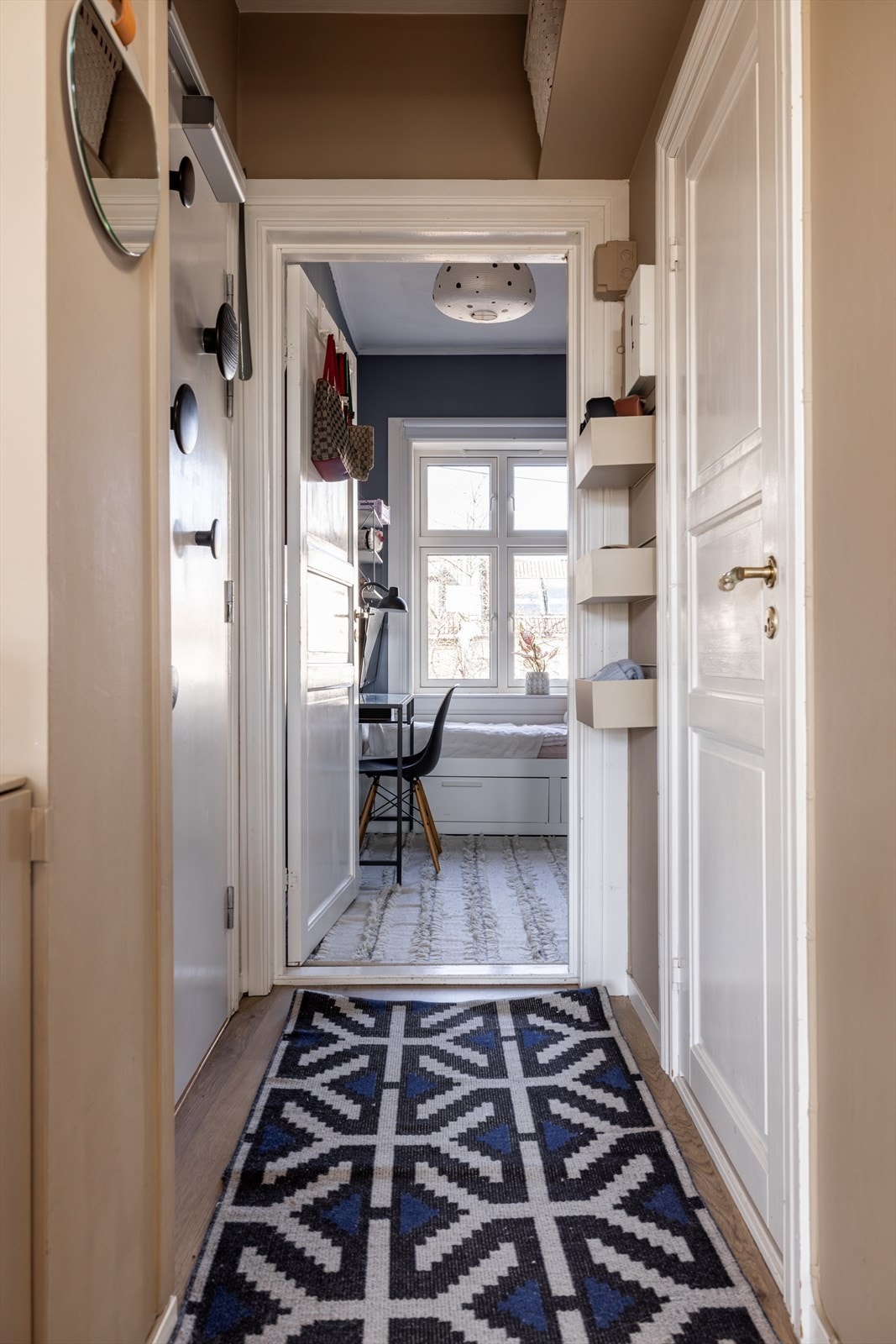 Entréen er et fint første møte med leiligheten, og gir umiddelbart inntrykk av den gode takhøyden. Galleribilde