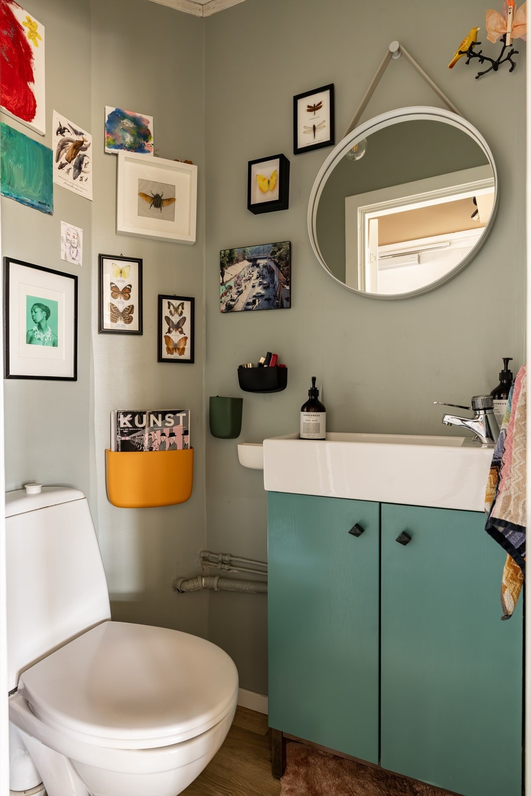 Praktisk, separat WC-rom med toalett og servant med underskap. Galleribilde