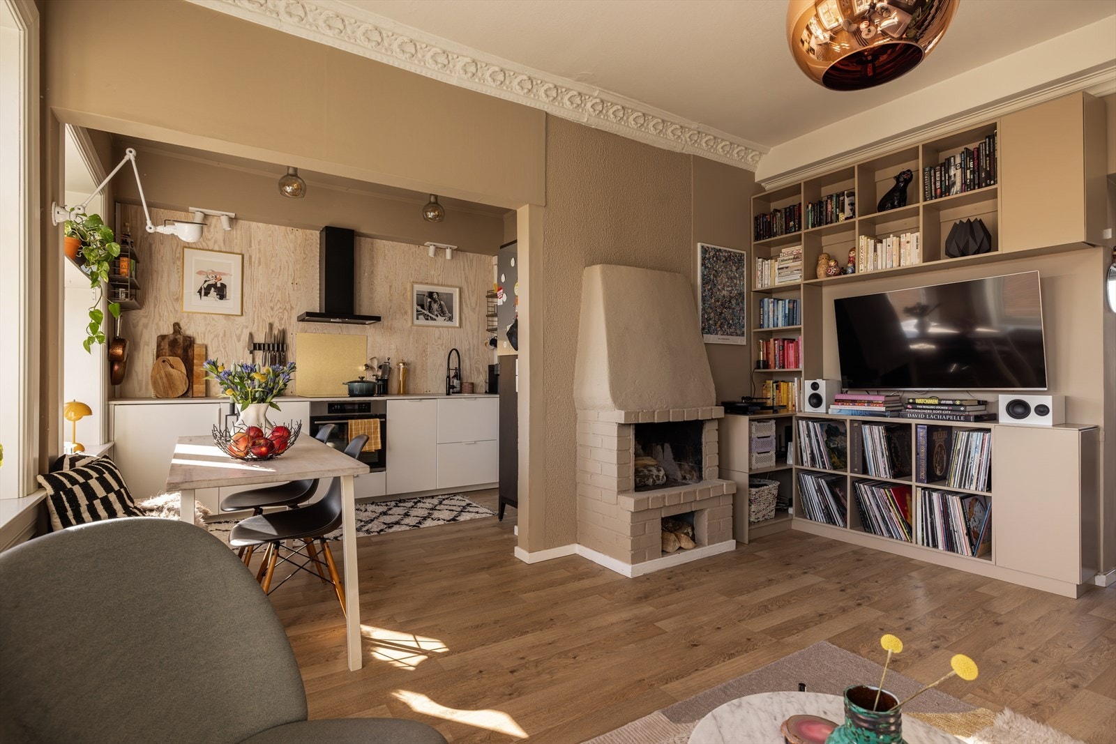 Stilrent kjøkken fra 2021, delikate fargevalg og plassbygde innredninger gir boligen det lille ekstra. Galleribilde