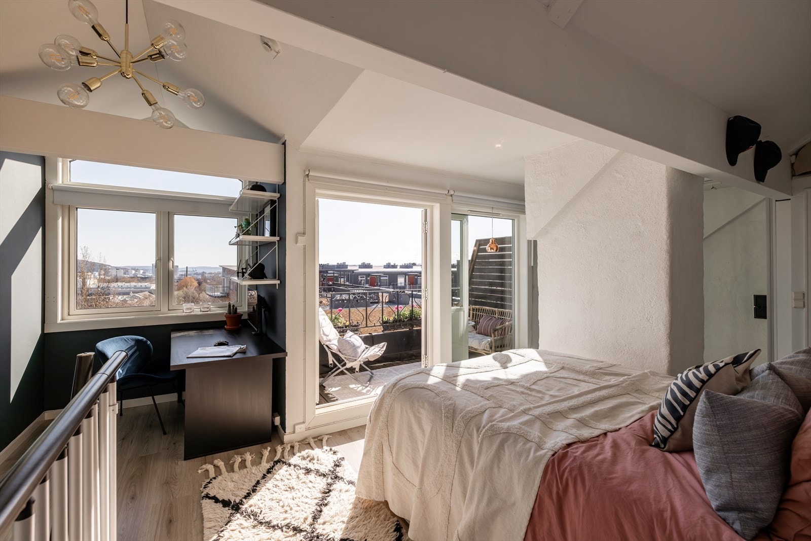 Hele etasjen er godkjent som ett stort oppholdsrom iht. godkjente byggetegninger, og er ikke inndelt med stue/soverom, soverom og wc-rom slik etasjen er innredet i dag. Galleribilde