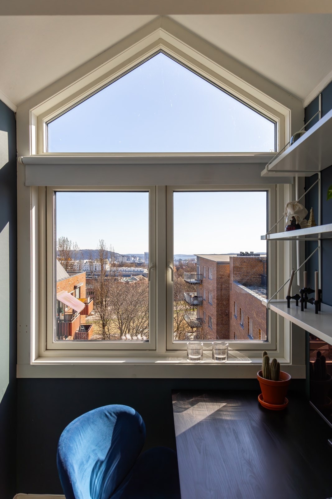 Rommet preges av fantastisk utsikt, store vinduer, god takhøyde med skråtak og takbjelker. Galleribilde