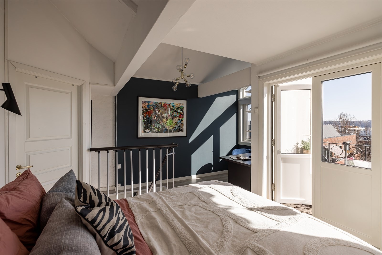 Stort og innbydende soverom/stue med god plass til dobbeltseng, garderobeskap og nattbord. Galleribilde