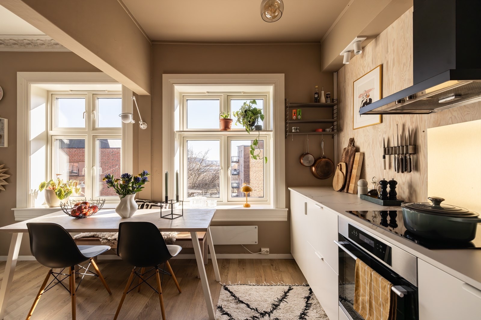 Kjøkkenet har integrert keramisk koketopp, komfyr, oppvaskmaskin, samt underlimt kum og ventilator. Galleribilde