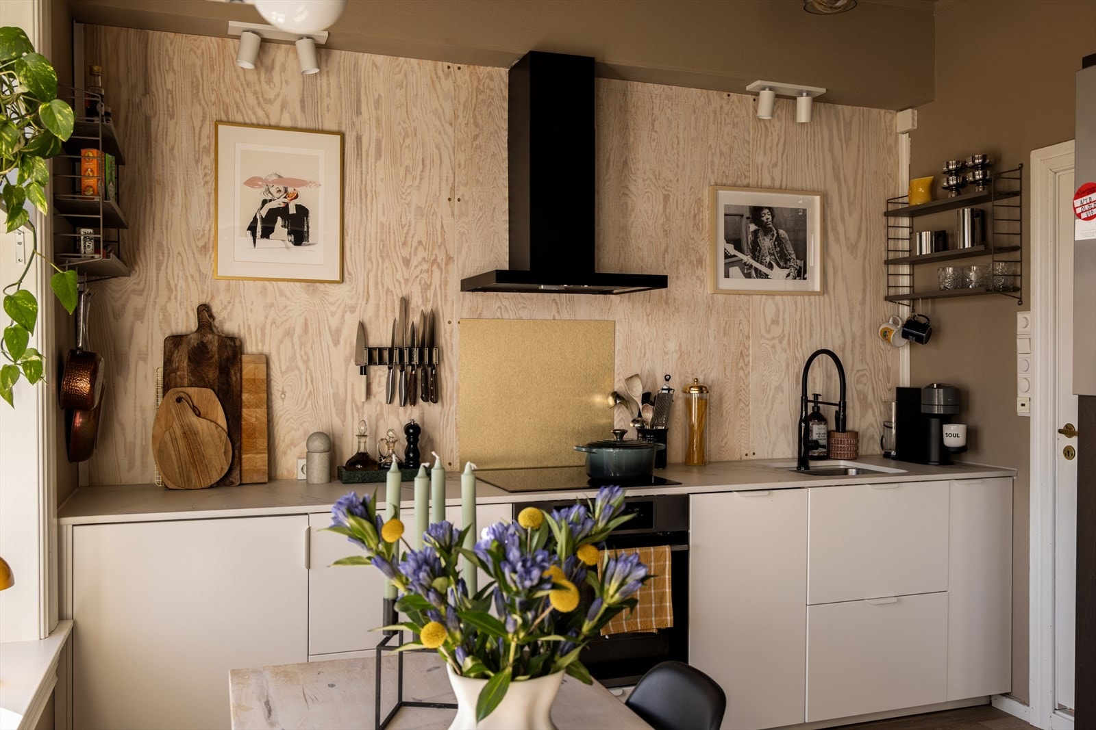 Leiligheten har gjennomgående planløsning og går over 2 plan. Galleribilde