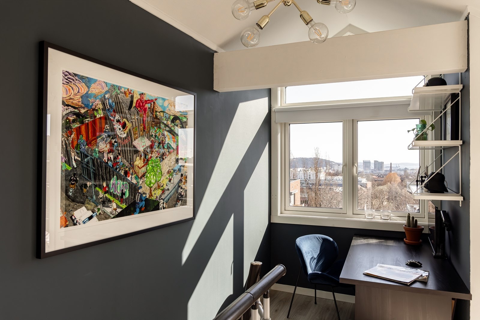 Det første som møter deg opp trappen er en sone som passer ypperlig som hjemmekontor eller lesekrok. Her får du en fantastisk utsikt over Oslo by! Galleribilde