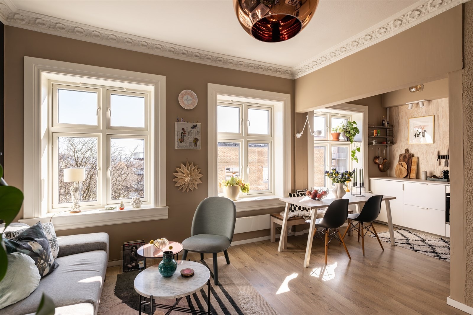 Videre byr leiligheten på nydelige detaljer med rosetter, stukkatur, generøs takhøyde og store vindusflater (fra 2020). Galleribilde